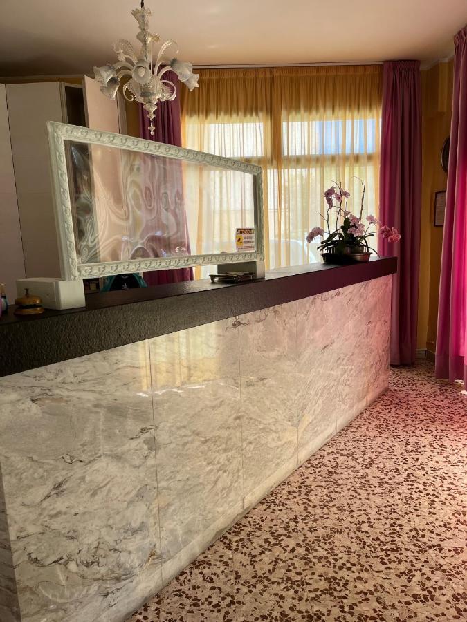 Hotel Astor Modena Kültér fotó